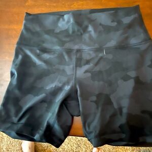 Lululemon wunder train shorts 6 inch size 10